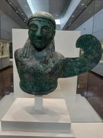 Olympia - Archäologisches Museum (Weibliches Flügelwesen aus Bronze)