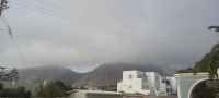 Tiefhängende Wolken über Santorin
