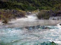 Warmes Wasser dampft an den Thermopylen