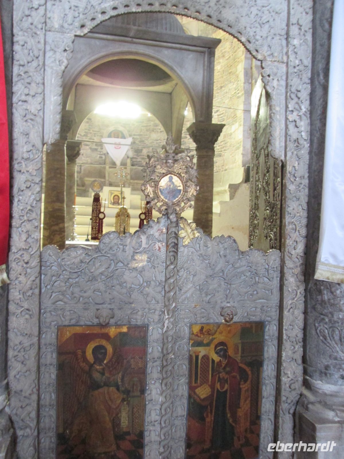 hinter der Ikonenwand ist das Ziborium erkennbar