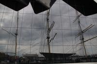 The Tall Ship gespiegelt im Riverside-Museum