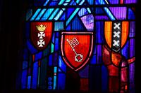 Wappen verschiener PArtnerstädte von Stirling in Kirchenfenster (Holy Rude), u.a. Bremen (Mitte) und Amsterdam (rechts)