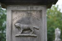 Auf dem Meer wie auf dem Land - Ein Otter als Familienwappen auf dem Grabstein