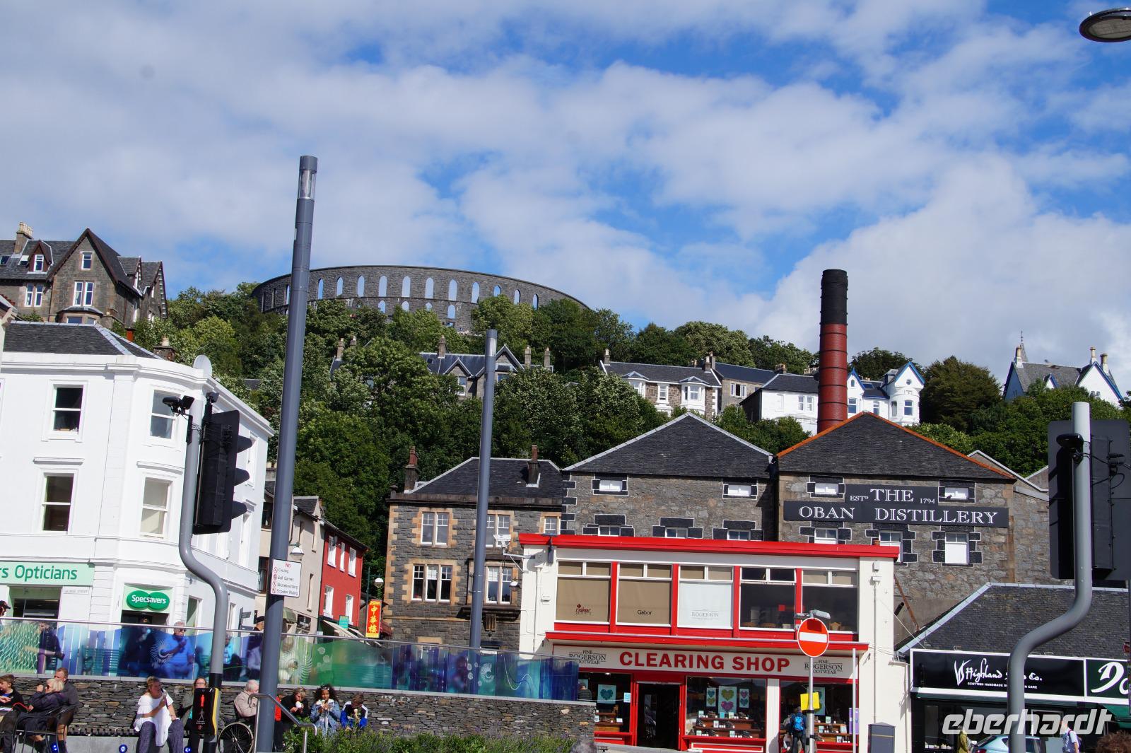 Oben in Oban: McCaig's Tower, unten in Oban: The Distillery