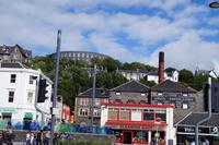 Oben in Oban: McCaig's Tower, unten in Oban: The Distillery