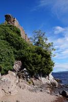 Die Mauern von Urquhardt Castle über den Wellen von Loch Ness