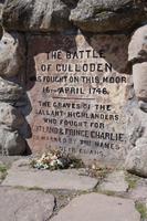 Blumen mit Whisky-Gabe vor dem Cairn für die gefallenen Jakobiten