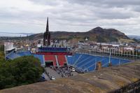 Blick von Edinburgh Castle über das Royal Military Tattoo-Gelände zu Arthur's Seat