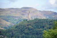 Wallace Monument, dahinter die Ochill Hills 