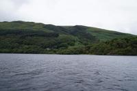 Ufer des Loch Lomond von der Fähre aus