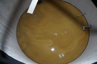 Hefebottich: Der Zucker wird in Alkohol umgewandelt. An der Faßwand kristallisierter Zucker 