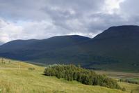 Szene in Schottland mit leicht angedeutetem Regenbogen 