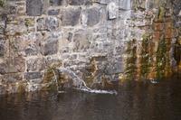 Wasser strömt aus den Mauern der Banavie Locks (Neptun's Staircase)