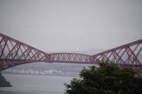 Firth of Forth Rail Bridge, im Hintergrund wird Gas abgefackelt