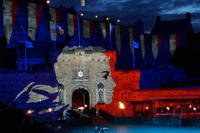 Auld Alliance revived: Marianne aud Edinburgh Castle projiziert. 
