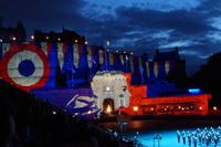 Auld Alliance revived: Marianne aud Edinburgh Castle projiziert. 