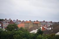 Arbeia Roman Fort (rote Ziegeldächer) zwischen moderner Wohnbebauung