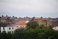 Arbeia Roman Fort (rote Ziegeldächer) zwischen moderner Wohnbebauung