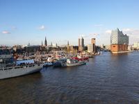 Elbphilarmonie am Hafen in Hamburg (1)