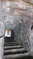 Dicke Mauern, steile Treppen im Pembroke Castle