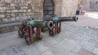 Wehrhafte Kanonen im Caernarfon Castle