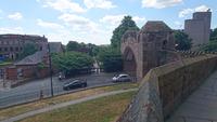 Auf der Stadtmauer von Chester unterwegs