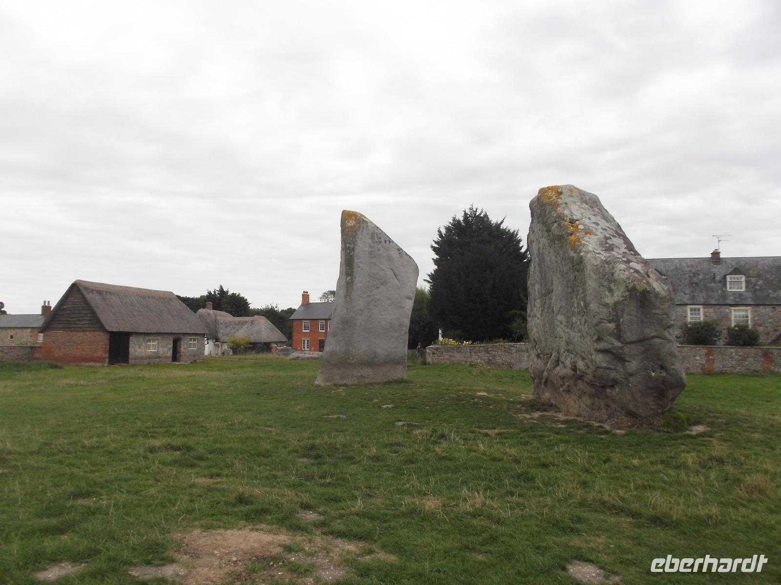 ein Teil des Dorfes Avebury steht im Steinkreis