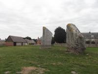 ein Teil des Dorfes Avebury steht im Steinkreis