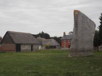 ein Teil des Dorfes Avebury steht im Steinkreis
