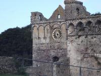 Ruine des Bischofspalastes in  St. Davids mit gut erkennbarem Rosenfenster