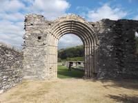 Westportal der Abteiruine Strata Florida