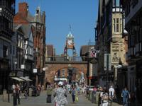 Hauptstraße in Chester mit Stadtmauer und  Uhtumru