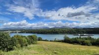 Blick über die Menai Strait auf die Snowdon Range &ndash; &copy; Sinah Witzig (Eberhardt TRAVEL)