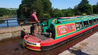 Das Narrowboat fährt zum Wenden