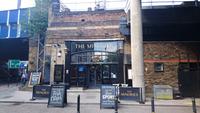 Überall gibt es in London Pubs