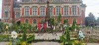 008 Calais, Anlagen vor dem Rathaus
