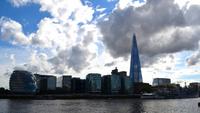 036 London, Themseufer mit Rathaus und Shark Tower