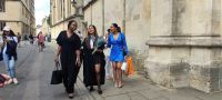 057 Oxford, Absolventin im Kreise ihrer Familie