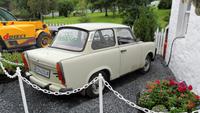 100 Prunk-Trabbi an der Edreadour-Distillerie