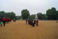 Indische Soldaten mit britischem Verbindungsoffizier besuchen Wachwechsel der Horse Guards