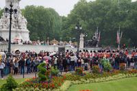Einmarsch zum Wachwechsel, begleitet von vielen, vielen Touristen 