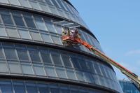 Scheiben putzen, damit das Rathaus transparent bleibt 