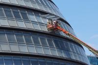 Scheiben putzen, damit das Rathaus transparent bleibt 