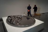 Reis- bzw. Küchengeräte-Teller von Gupta (Modern tate Gallery) 