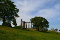 396 Edinburgh, Calton Hill mit Nelsons Fernrohr, Panteon und Königlichem Observatorium