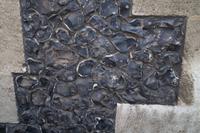 Gebrochene Feuersteine in der Außenfassade der Southwark-Kathedrale, London