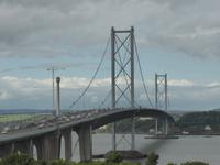 Firth of Forth Bridges - alte Straßenbrücke mit Neubau