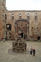 Linlithgow Palace - Innenhof mit Brunnen Jakobs V. 