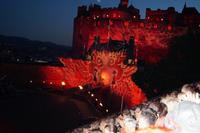 Edinburgh Castle als feuerspeiender chinesischer Drache 