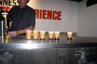 Langsam setzt sich der Stickstoff ab und die cremige Krone des Guinness entsteht